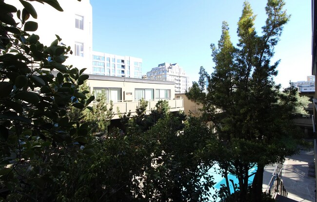 Foto del edificio - Modern 2BR/1.5BA Two-Level Condo w/ Patio ...