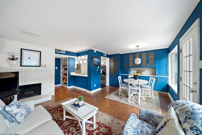 Building Photo - 8944 Chatsworth Dr