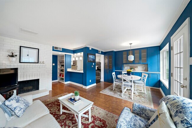 Foto del edificio - 8944 Chatsworth Dr