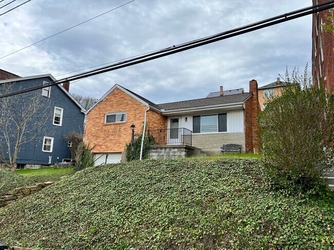 Foto del edificio - Fantastically updated three bedroom two bath house in the heart of Dormont