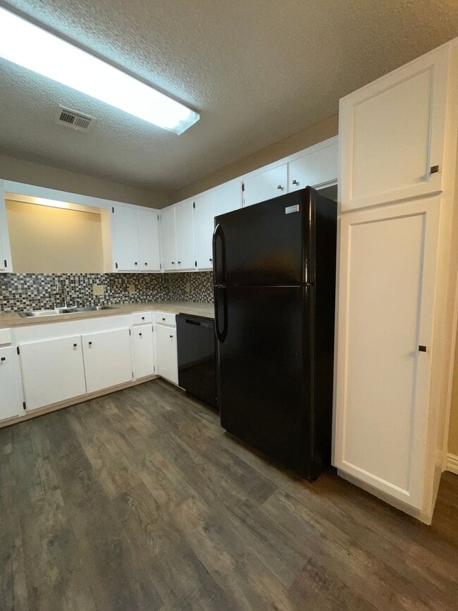 Building Photo - Charming 3-Bedroom with Fenced Yard & Cove...