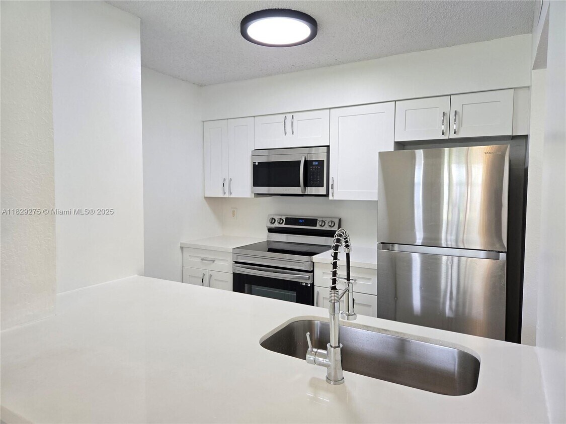 Foto principal - 2890 N Oakland Forest Dr