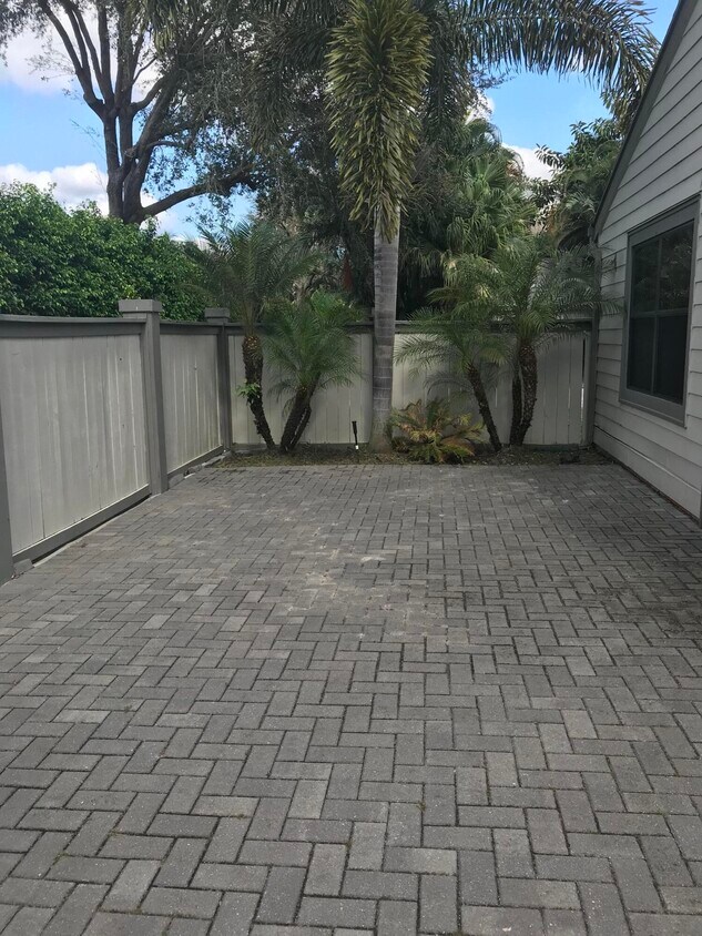 Foto del edificio - 2543 Bedford Mews Dr