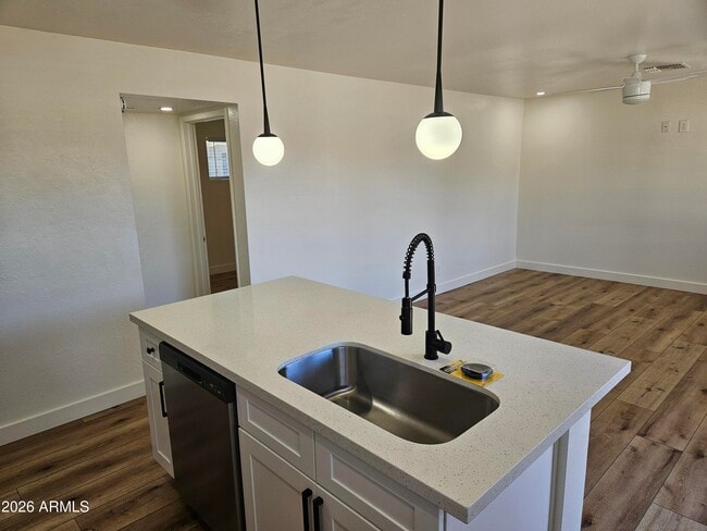 Building Photo - 827 E Marlette Ave