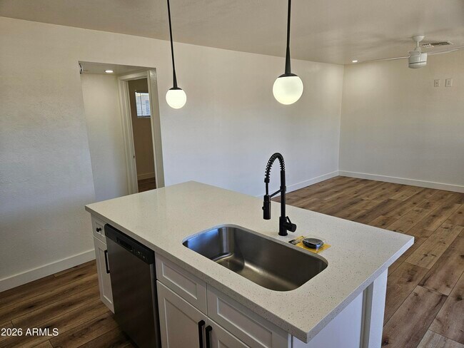 Foto del edificio - 827 E Marlette Ave