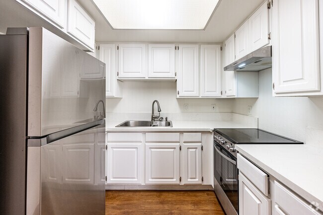 1 habitación, 1 baño - 570 pies cuadrados - Cocina - Huntington Oaks Village 55+ Senior Community