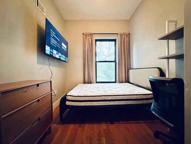 Building Photo - Furnished room/NOT APARTMENT