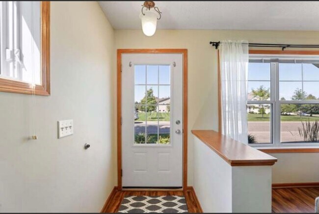 Building Photo - 3239 Oak View Dr