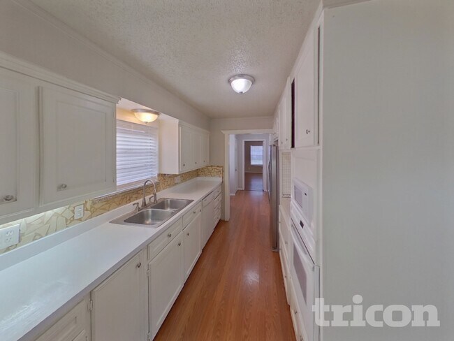 Foto del edificio - 1316 Lexington Dr