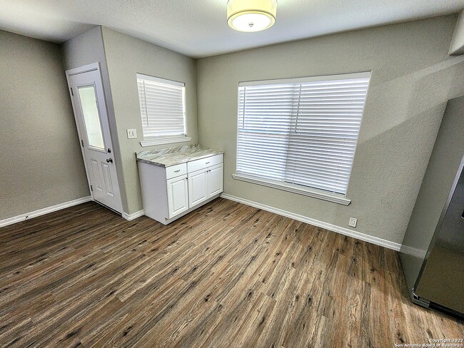 Foto del edificio - 112 Bluebonnet Rd