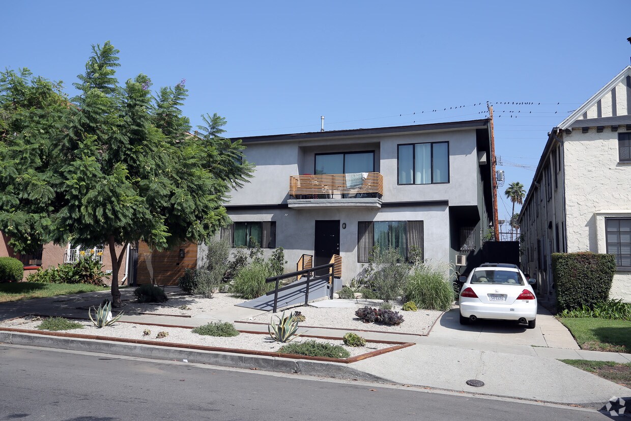 Primary Photo - 410 N Hayworth Ave