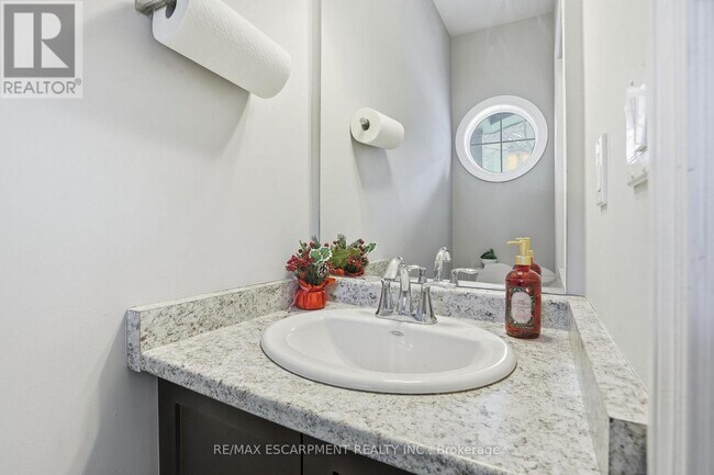 Photo du bâtiment - 7 Lakelawn Rd