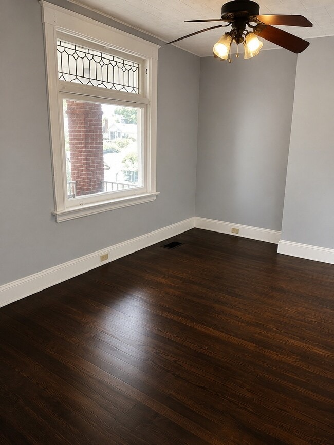 Building Photo - 206 Oak St