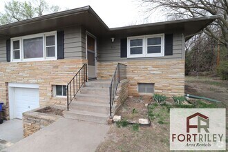 Building Photo - 519 Maple St