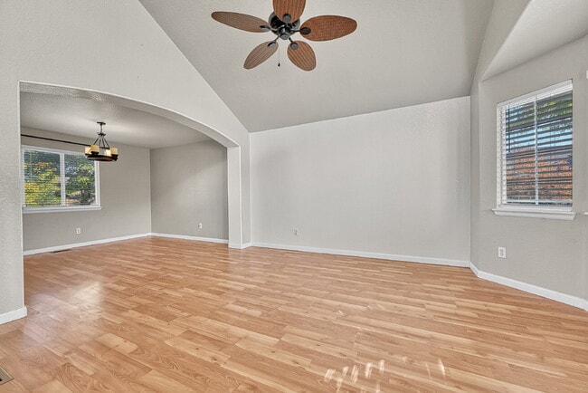 Foto del edificio - $3,250.00 - 5 Bed, 3.5 Bath Home in Aurora with in unit Laundry and Fenced in Yard!