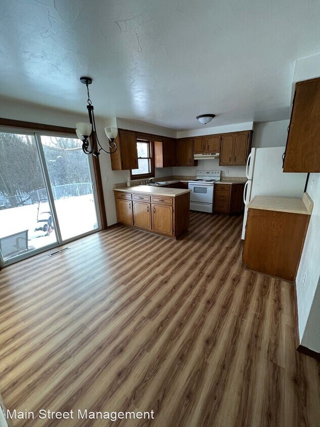 Primary Photo - 2 br, 1 bath House - 2125 Packerland Dr.