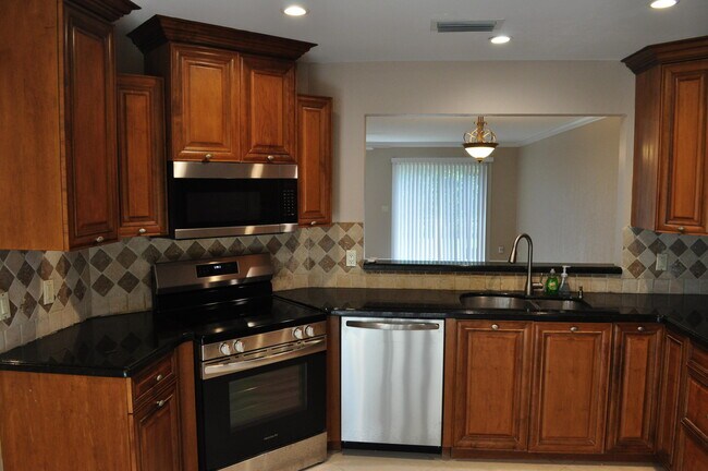 Building Photo - 1402 Maplewood Dr