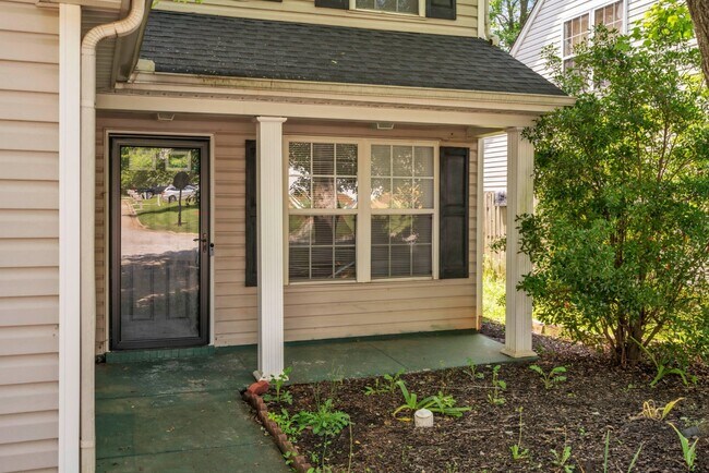 Foto del edificio - 102 Glenlea Ln