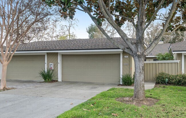 Building Photo - Spectacular townhome in the highly desirab...