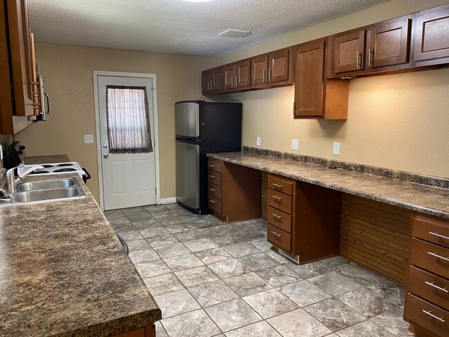 Building Photo - Spacious 4-Bedroom Home with Garage and Backyard in Milan!