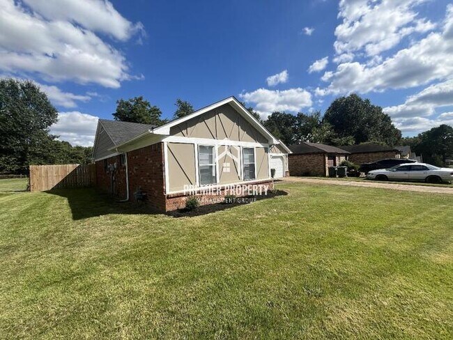 Building Photo - 4990 Applewood Dr