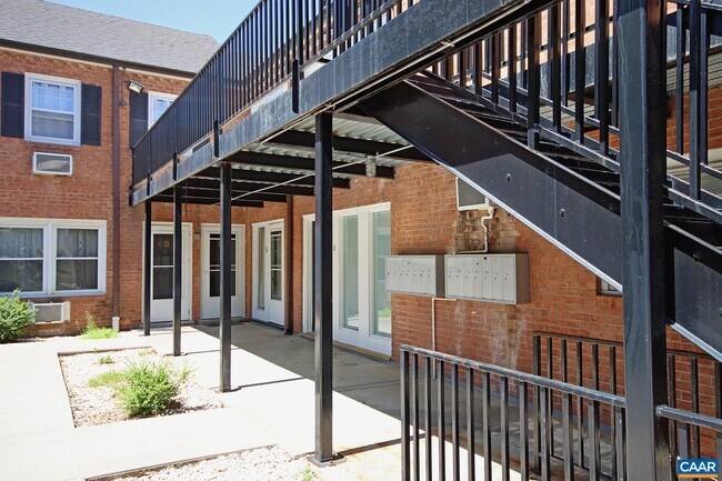 Foto del edificio - 2114 Ivy Rd