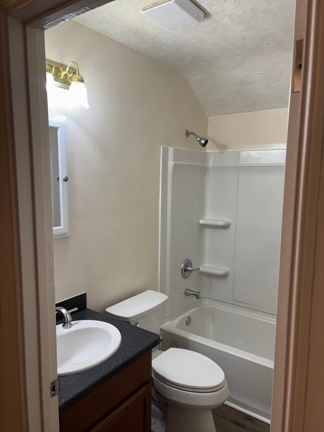 Building Photo - 10105 N Wesley Rd