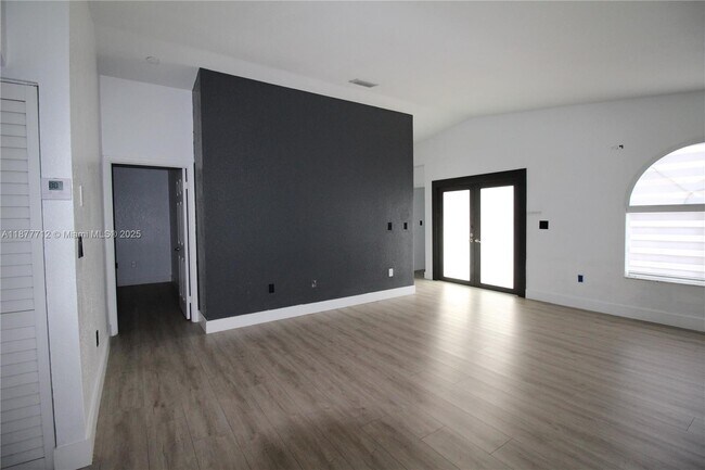 Foto del edificio - 3355 W 68th St