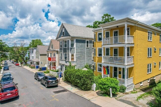 Foto del edificio - 72-72 Woodlawn St