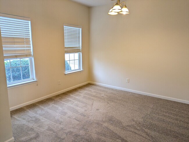 Building Photo - Great Heritage Green Location!