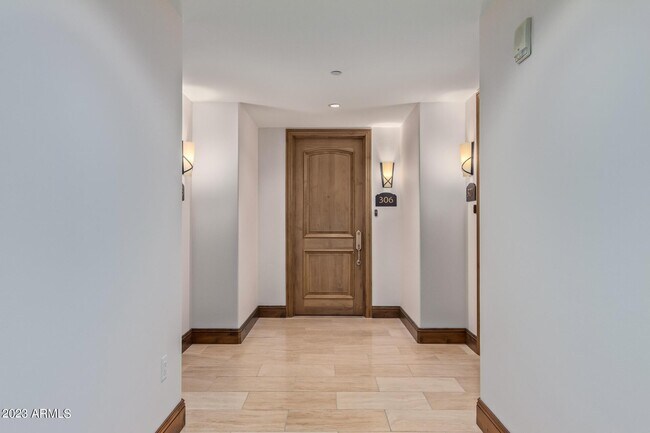 Foto del edificio - 7181 Camelback Rd