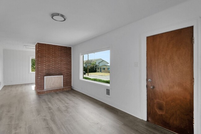 Building Photo - 2 Bed 2 Bath - Harbor View - Landscaping I...