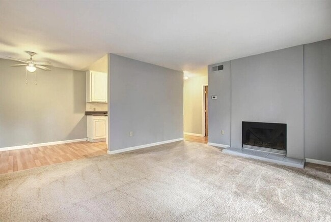 Building Photo - 886 Woodside Ln E