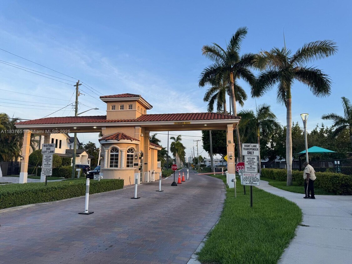 Foto principal - 500 Layne Blvd