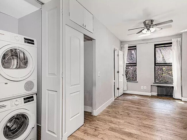 Foto del edificio - 448 W 46th ST