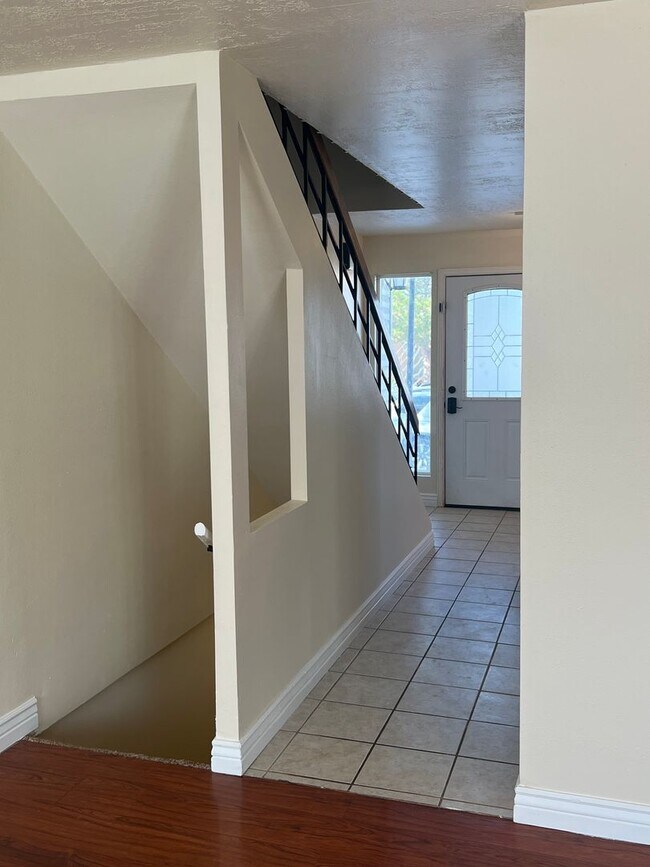 Foto del edificio - Bigger then it looks! 5 bedrooms 3.5 baths