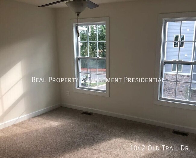 Building Photo - 4-Bedroom Townhome in Old Trail Village