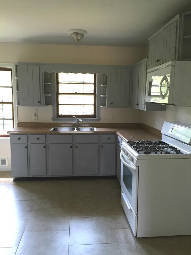 Building Photo - 2101 Wildrose Dr