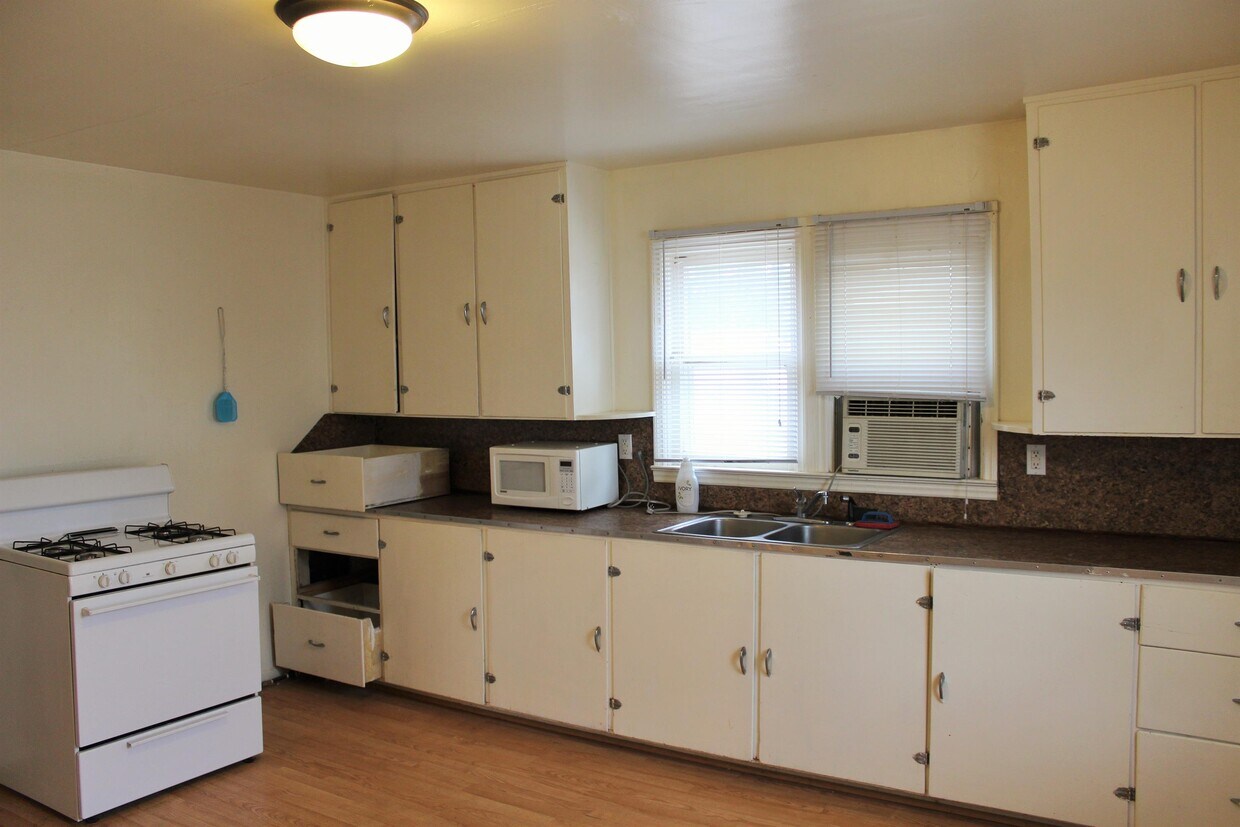 411 Maiden St Unit 3, Thermopolis, WY 82443 Room for Rent in