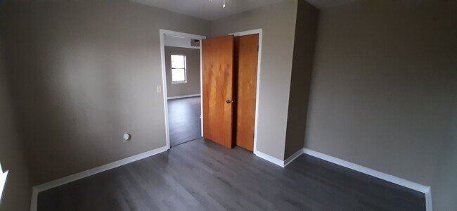 Building Photo - 630 N Van Buren St