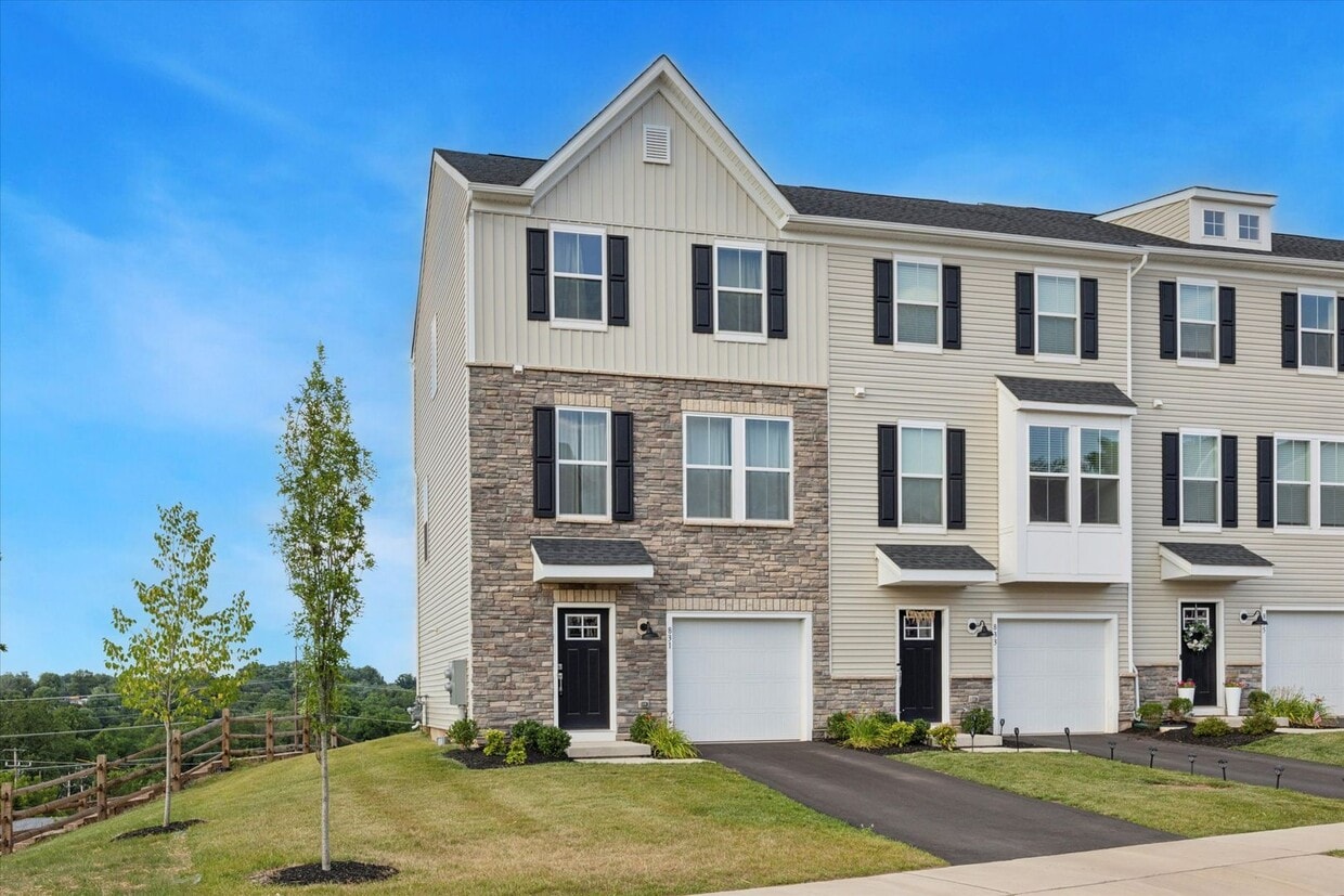 Foto principal - 3 Bedroom End-Unit Townhome in Spring City