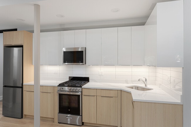 Building Photo - 7383 N Damen Ave