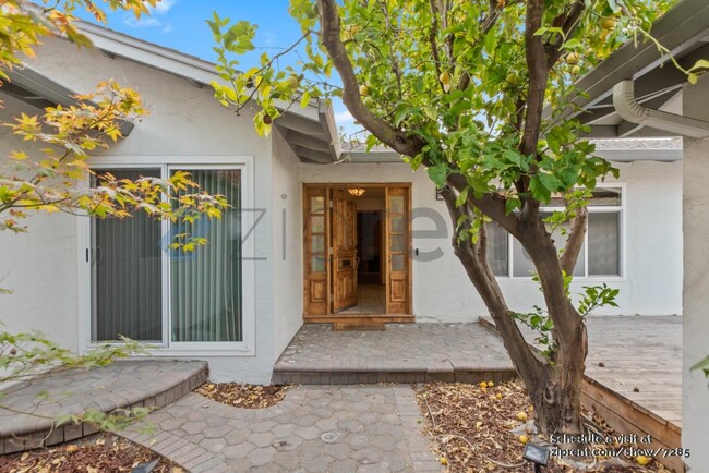 Foto del edificio - 1349 Thunderbird Ave