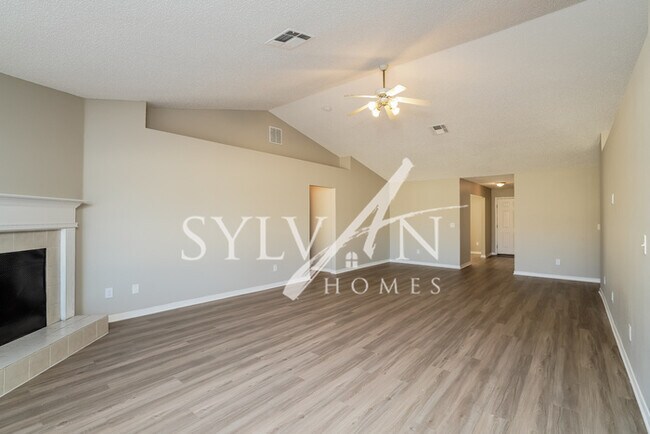 Foto del edificio - The living is easy in this 4 bedroom, 2 ba...