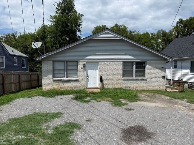 Building Photo - FOR RENT - 2 Bed Duplex in Madison! Large yard! Pets allowed!