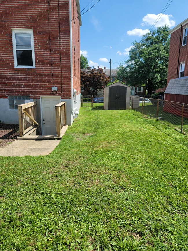 Building Photo - 1722 Red Oak Rd