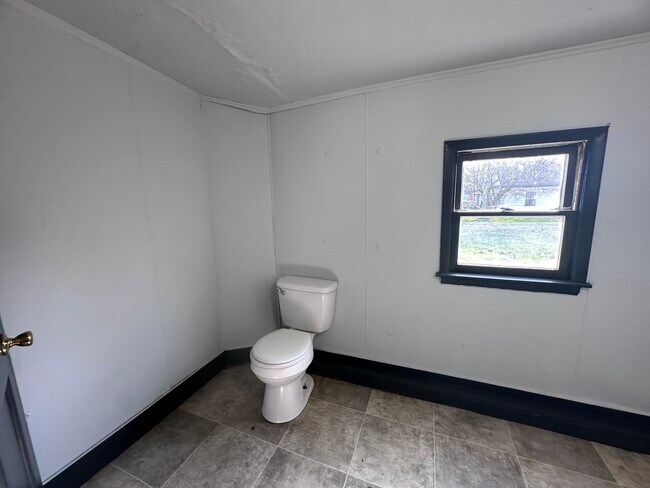 Building Photo - 612 South-