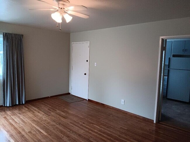 Entrance into living room - 845 Sir Francis Drake Blvd