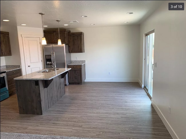 Building Photo - Stunning 3 bedroom, 2.5 bathroom