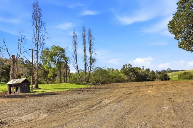 Building Photo - Beautiful Gated Country Property